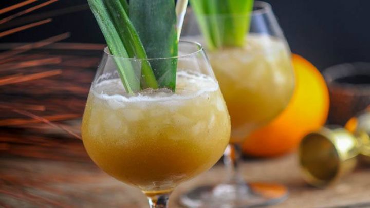 Coconut Rum Painkillers — отличный коктейль Тики с ромом, апельсиновым соком и ананасом, который идеально подходит для борьбы с жарой!