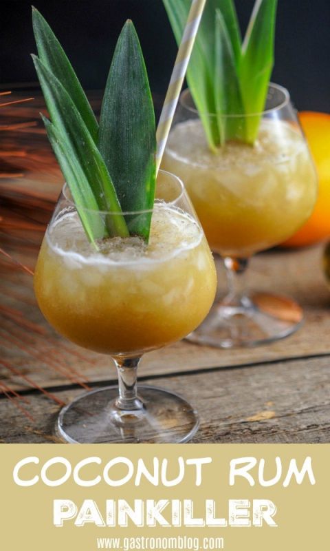 Кокосовый ромовый обезболивающий коктейль, желтые коктейли в стаканах с дробленым льдом, ананасовые листья, желтые соломинки