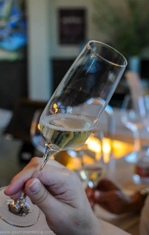 Ly cocktail vang sủi bọt từ Sonoma County, biểu tượng của sự tươi mới