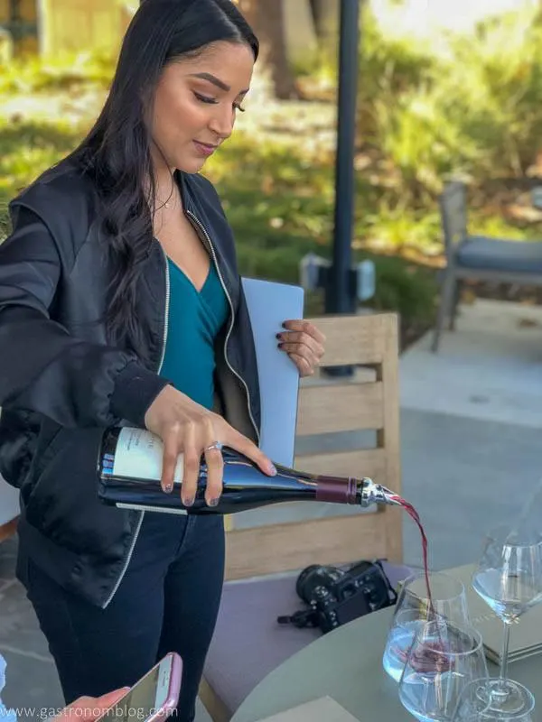 Nghệ sĩ pha chế rót cocktail đỏ tươi tại Sonoma County