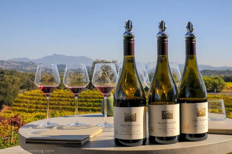 Bàn thử nghiệm cocktail với đa dạng hương vị tại Sonoma County