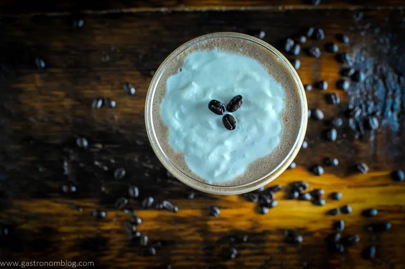 Góc nhìn từ trên xuống của cocktail Cold Brew Whiskey