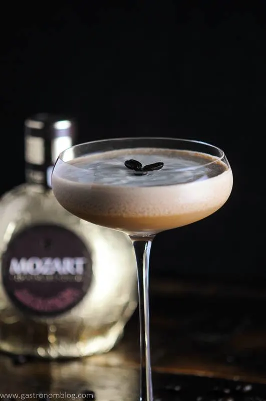 Ly cocktail Cold Brew Whiskey cùng rượu mùi chocolate Mozart