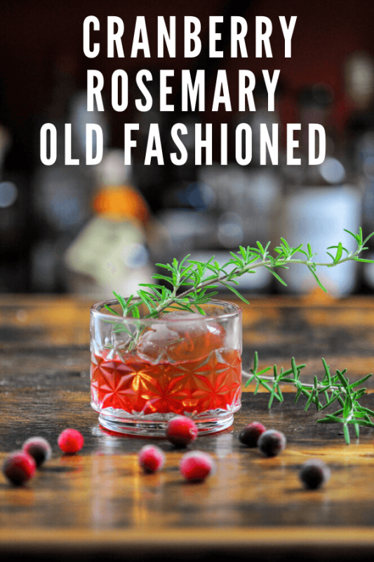 Rød cocktail i rocks glas med rosmarin