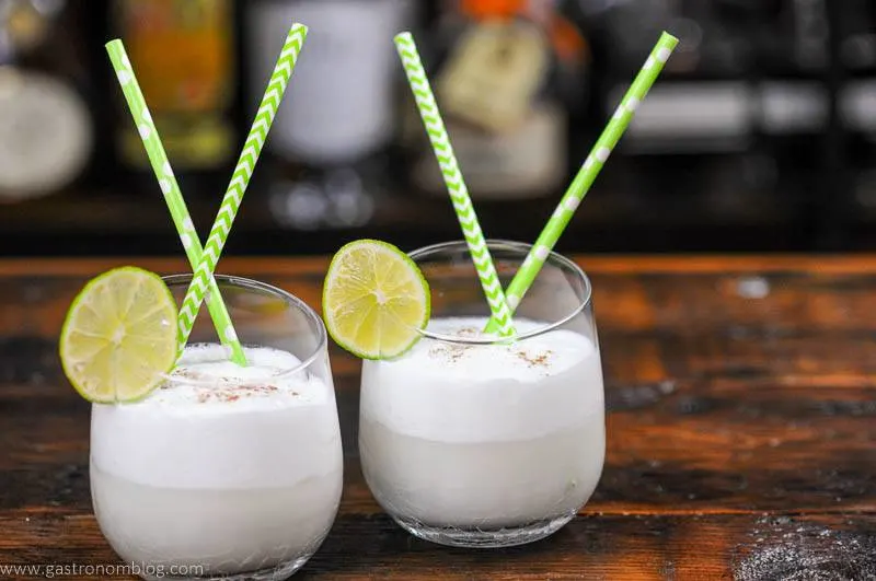 White cocktails, lime wheels, green and white straws