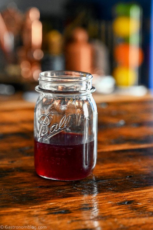 Рецепт сиропа из фиолетовой ежевики в стеклянной банке на деревянном столе