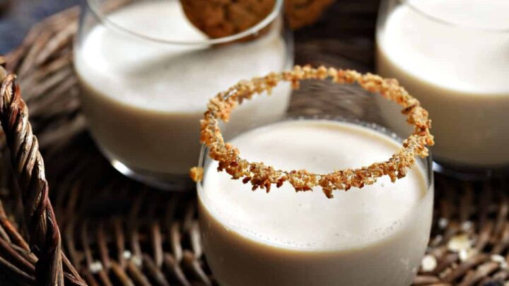 Irish cream cocktail recipe in rocks glass with cookie rim