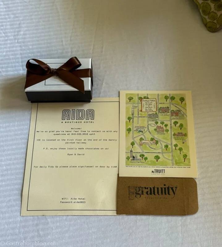 welcome gift on the bed at Aida Hotel Kansas City