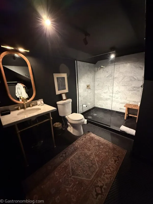 black and white tiled elegant bathroom at Aida Hotel Kansas City